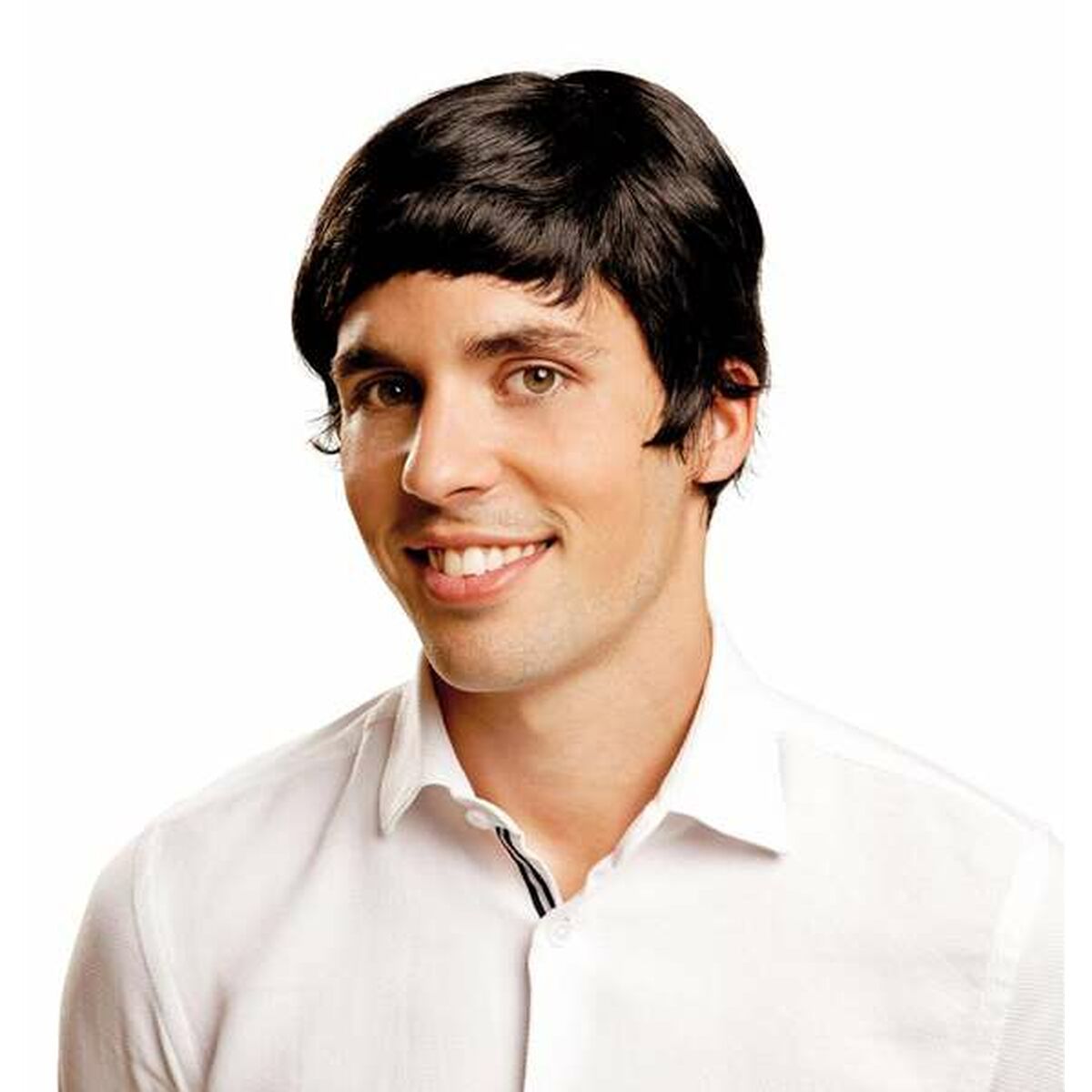 En leende man bär en klassisk, svart "mop top"-peruk i 60-talsstil, liknande medlemmarna i The Beatles.