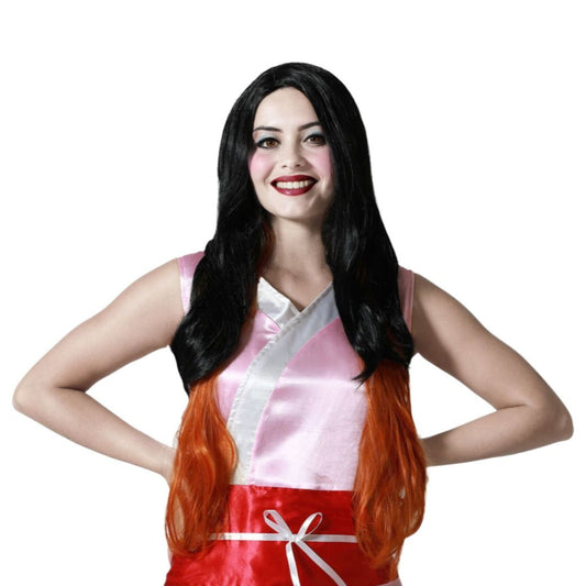 En leende kvinna bär en lång, svart cosplayperuk vars nedre del är färgad i en stark orange nyans.