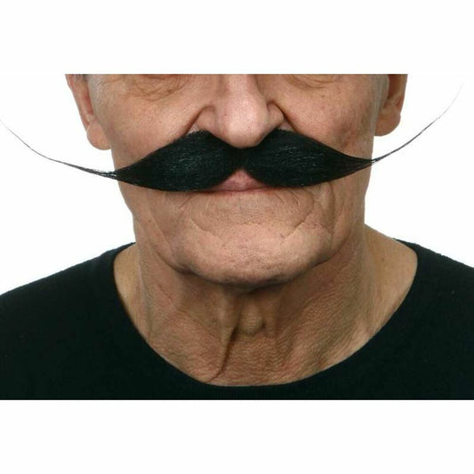 Närbild på en äldre man som bär en lång, svart, svepande Salvador Dalí-mustasch med utsvängda spetsar.