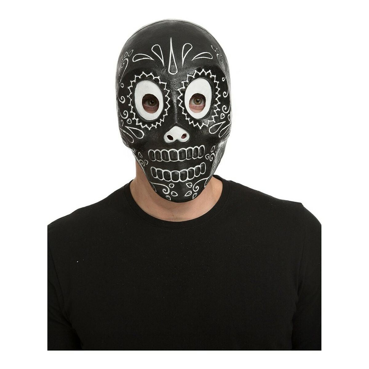 En man bär en ikonisk svart Day of the Dead dödskallemask med vita, detaljerade mönster.