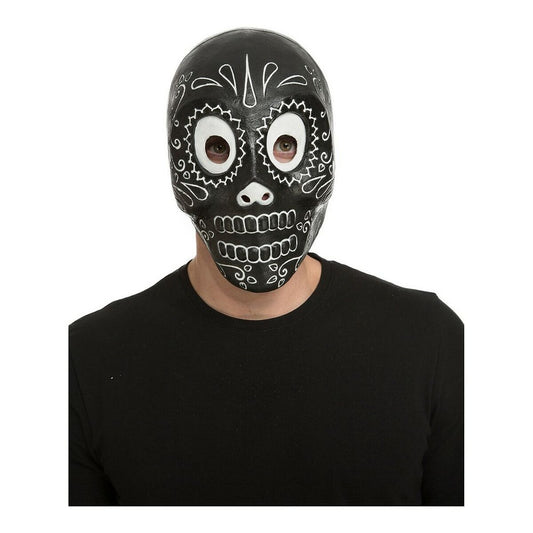 En man bär en ikonisk svart Day of the Dead dödskallemask med vita, detaljerade mönster.
