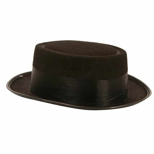 En klassisk, svart "pork pie"-hatt i filt med ett brett, svart sidenband, liknande den ikoniska hatten som bärs av Heisenberg i Breaking Bad.