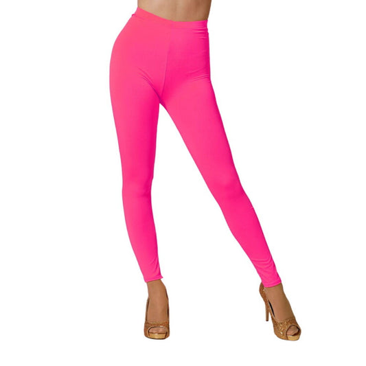 En person poserar i ett par tajta, ikoniska neonrosa leggings.