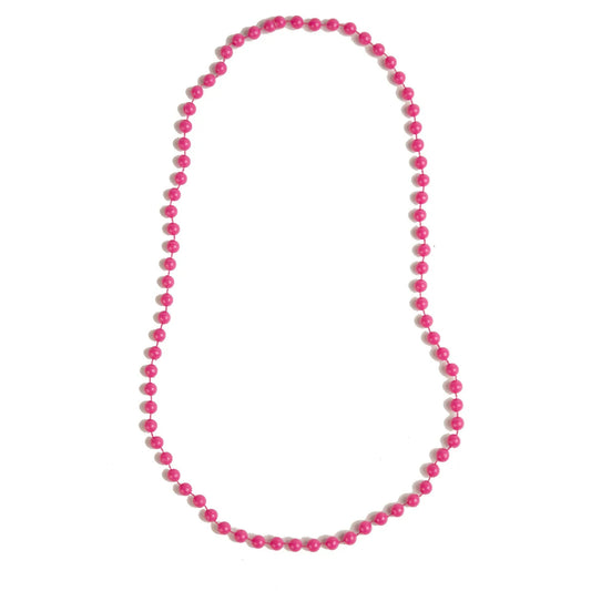 Ett långt, ikoniskt neonrosa pärlhalsband utlagt i en oval form mot en vit bakgrund.