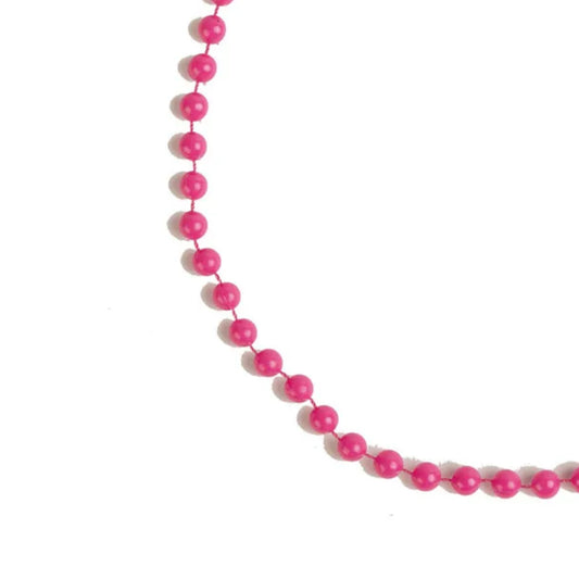 Närbild på ett neonrosa pärlhalsband som visar de små, runda plastpärlorna.