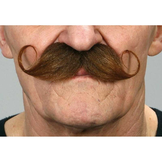 Närbild på en man som bär en stor, brun, tjock mustasch med utsvängda och rullade ändar, känd som en bartender-mustasch.