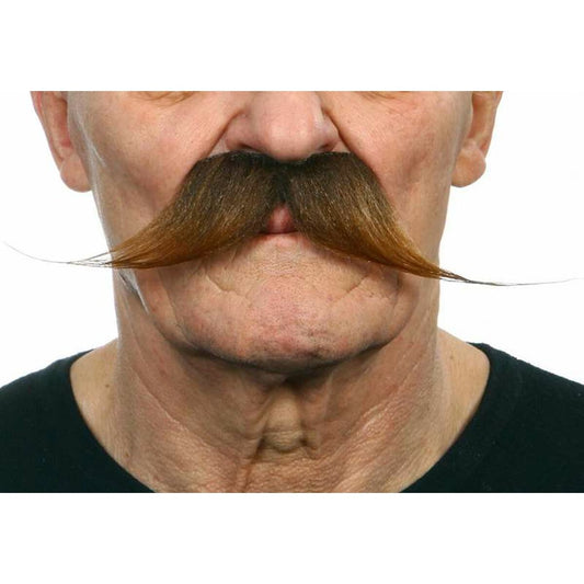 En man bär en mycket lång och imponerande, brun lösmustasch som sträcker sig långt ut på sidorna av ansiktet.