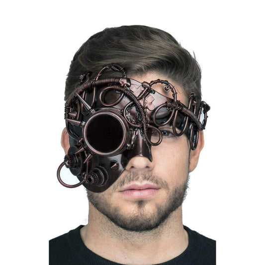 En man bär en intrikat kopparfärgad steampunk ögonmask som täcker halva ansiktet med kugghjul, sladdar och en goggle.