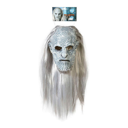 Gråaktig isig zombie halloweenmask med rynkigt ansikte och långt vitt hår hänger från en hängare.