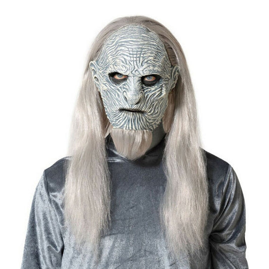 En person bär en isig zombie halloweenmask med rynkigt ansikte och långt vitt hår – perfekt till skräcktema och kyliga maskerader.
