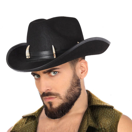 En svart cowboyhatt i filtmateriel, dekorerad med tre vita horn- eller tandliknande detaljer vid det svarta hattbandet, buren av en man för en tuff look.