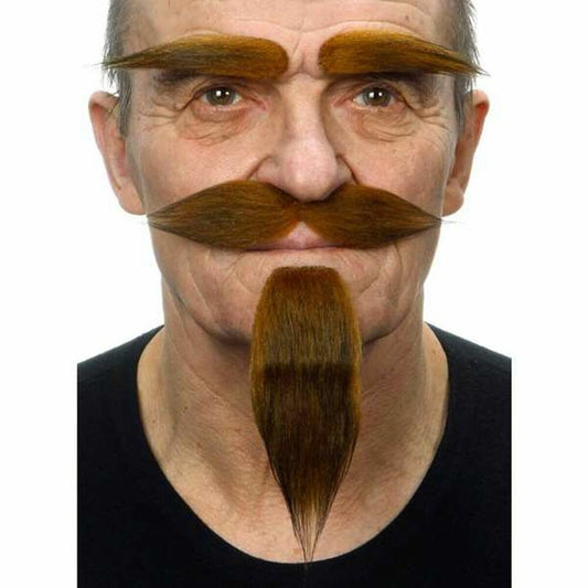 Närbild på en man som bär en kastanjefärgad, tjock mustasch, ett långt spetsigt getskägg och dramatiskt formade ögonbryn.