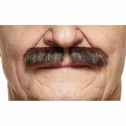 Närbild på en kastanjebrun, tjock mustasch som sitter fast på överläppen på en person.