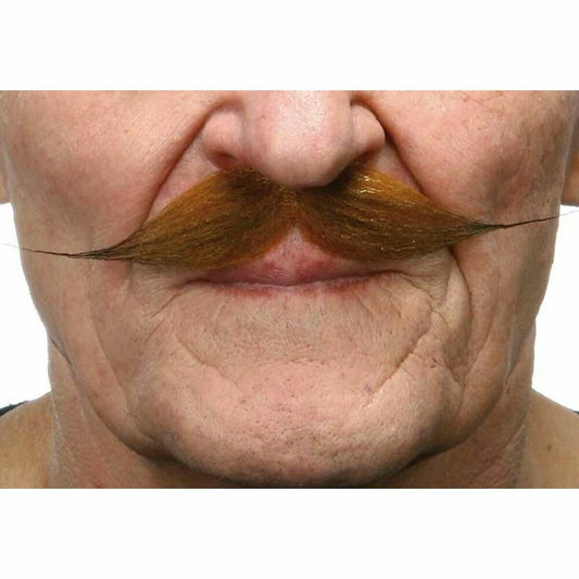 Närbild på en man som bär en kastanjebrun, stor mustasch med långa, utdragna spetsar.