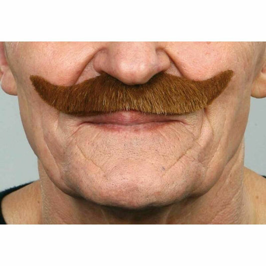 Närbild på en man som bär en tjock, kastanjefärgad mustasch med uppåtsvängda ändar över överläppen.
