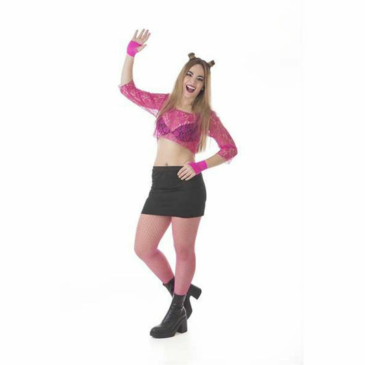 En kvinna vinkar och ler i den kaxiga 90-tals rave-outfiten, som består av en rosa crop top i spets och en svart kjol.