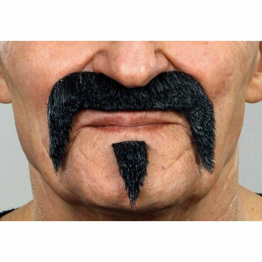 Närbild på en mustasch och getskägg-kombination i svart konstgjort hår, känd som en biker-mustasch, fäst på en persons ansikte.