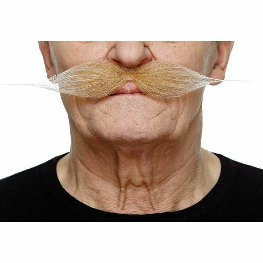 Närbild på en äldre persons ansikte som bär en tjock, yvig, blont vaxad mustasch med långa spetsiga ändar.