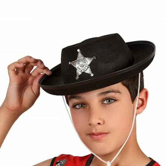 En svart cowboyhatt med en silverfärgad sheriffstjärna och en vit snodd under hakan, buren av ett barn för en cowboy- eller sheriff-look.