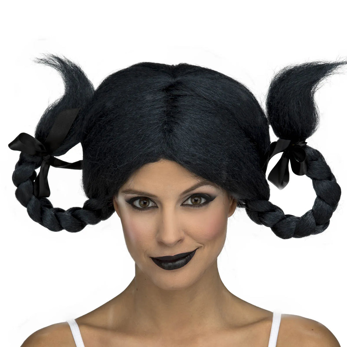 Kvinna med svart peruk med två tjocka, böjbara flätor med svarta rosetter på sidorna, för en gotisk eller unik maskeradlook.