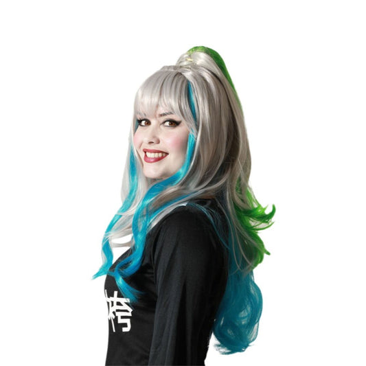 En leende kvinna bär en lång, grå cosplayperuk med en rak lugg, blåa slingor och en hög hästsvans med gröna och blåa toppar.