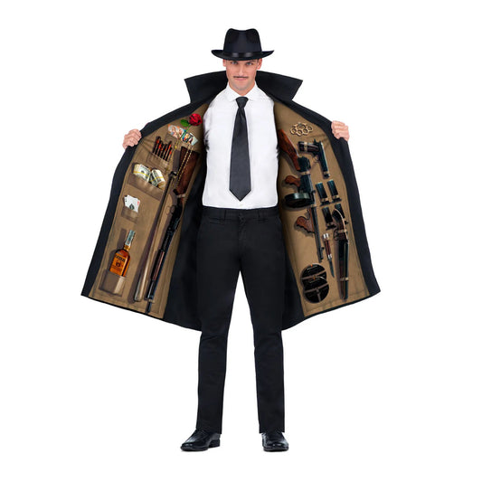 En man i svart hatt och trenchcoat öppnar rocken för att visa en hemlig arsenal av påtryckta vapen, pengar och sprit.