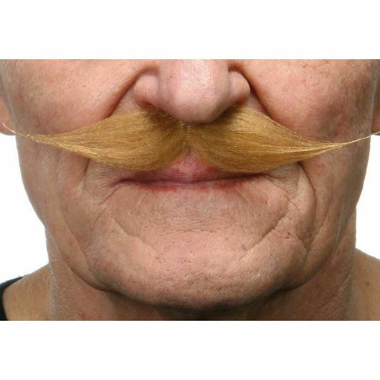 Närbild på en äldre persons nedre ansikte som bär en lång, välvårdad blond mustasch som viker sig utåt i spetsarna.