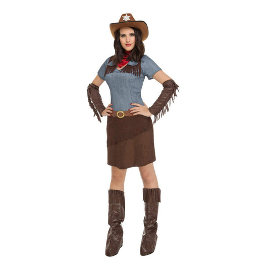 Kvinna i en komplett cowgirl-maskeraddräkt med ljusblå fransig topp, brun fransig kjol, matchande armmuddar och stövelskydd, samt en brun cowboyhatt och röd bandana.