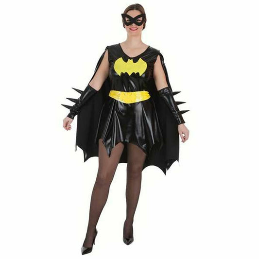 En leende kvinna poserar i en komplett, Kaxig Svart Fladdermus-Hjältinna Klänning med cape, mask, bälte och armskydd.