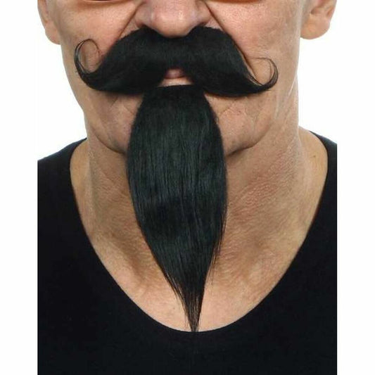 Närbild på en man som bär en stor, svart, uppåtsvept mustasch kombinerad med en lång, spetsig getbart.