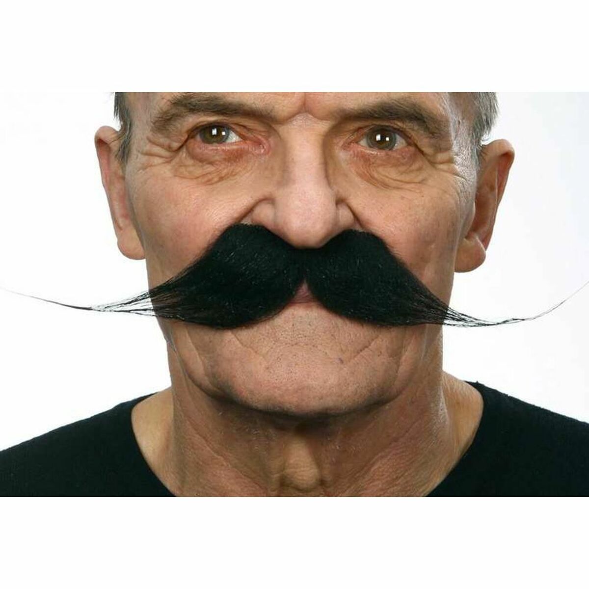 En närbild på en äldre man som bär en tjock, svart mustasch med långa, utåtsvängda spröt.