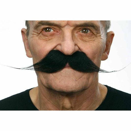 En närbild på en äldre man som bär en tjock, svart mustasch med långa, utåtsvängda spröt.