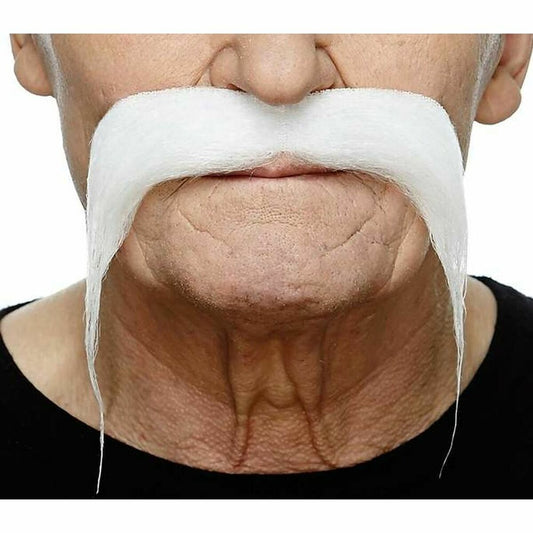 Närbild på en mans haka och mun där en stor, vit, hängande mustasch har fästs med självhäftande baksida.