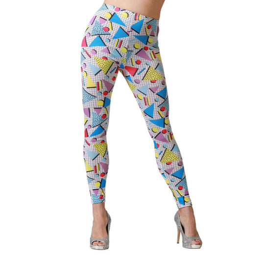 Ett par ben som bär Kaxiga 90-tals Leggings med ett färgglatt, geometriskt retromönster.