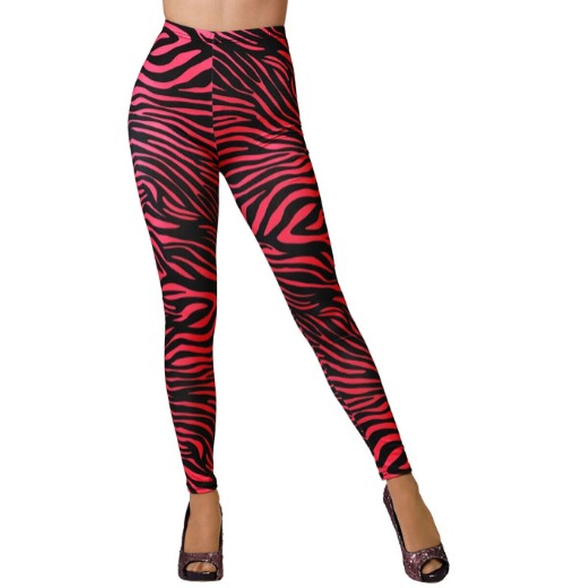 En person poserar i ett par tajta, kaxiga leggings med ett neonrosa och svart zebramönster.