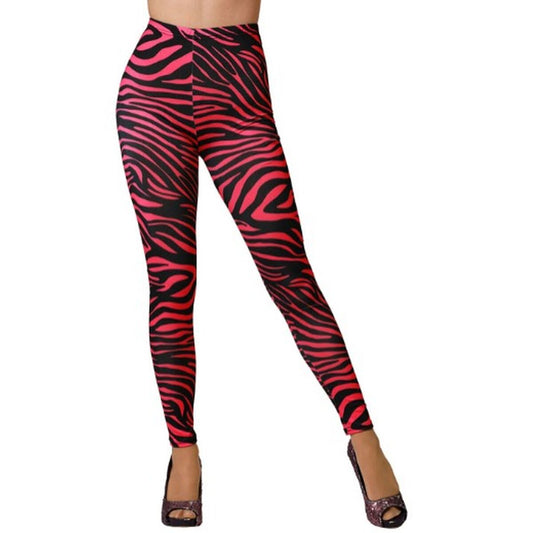 En person poserar i ett par tajta, kaxiga leggings med ett neonrosa och svart zebramönster.
