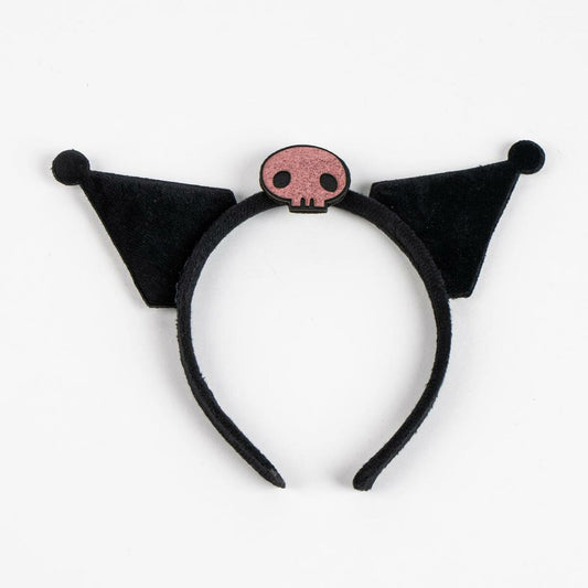Det svarta Kuromi-diademet med de karaktäristiska öronen och en rosa, glittrig dödskalle i mitten.