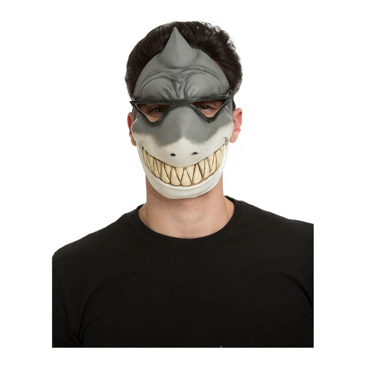 En man bär en kaxig latexmask som föreställer en leende vithaj med stora tänder och en fena på huvudet.