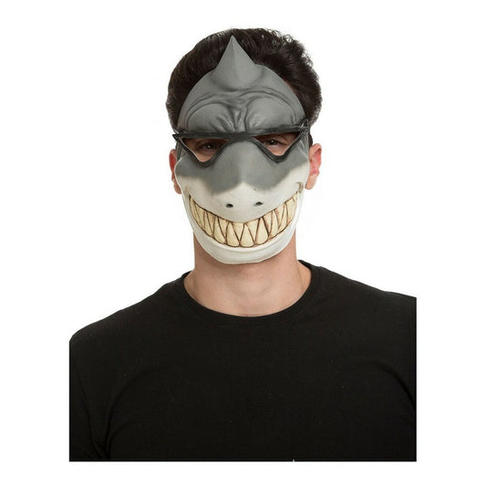 En man bär en kaxig latexmask som föreställer en leende vithaj med stora tänder och en fena på huvudet.