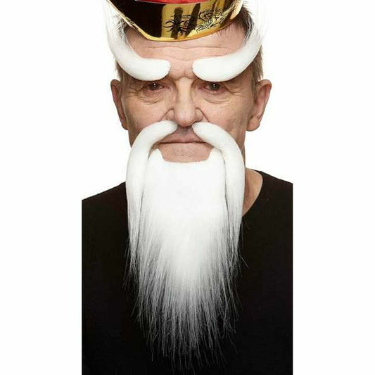 Närbild på en man som bär ett dramatiskt, långt, kritvitt lösskägg och matchande ögonbryn, troligtvis som en del av en utklädnad.