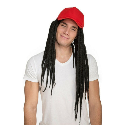 Man med röd baseballkeps som har långa svarta dreadlocks fästa direkt i peruken, för en avslappnad och reggae-inspirerad look.