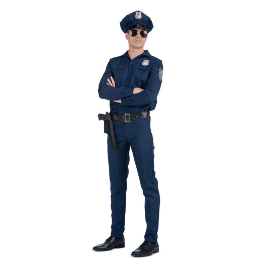 En man med pilotglasögon och armarna i kors poserar i den kompletta amerikanska polisdräkten.