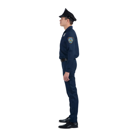 En man står i profil i givakt och bär den klassiska polisdräkten.