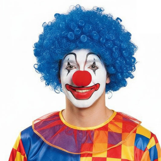 En glad, sminkad clown bär en Klassisk Blå Clownperuk med tätt, krulligt hår.