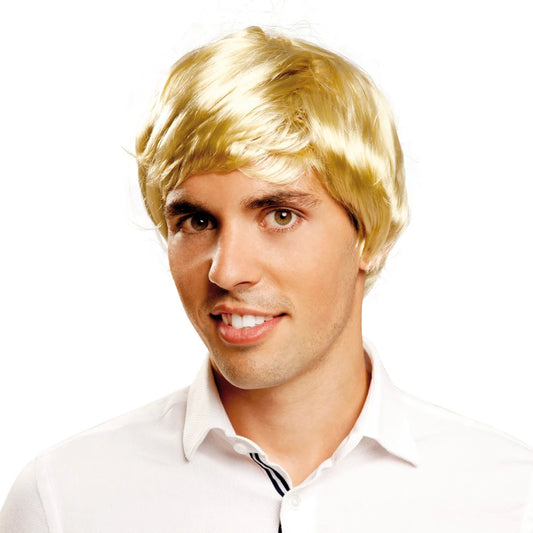 En leende man bär en Klassisk Blond 60-tals Pop-peruk med en klassisk mopp-topp-frisyr.