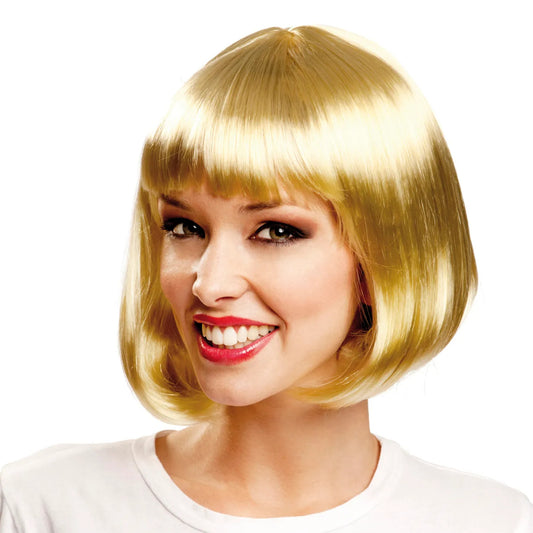 En leende kvinna bär en Klassisk Blond Pageperuk med en rak lugg och en inåtböjd bob-frisyr.