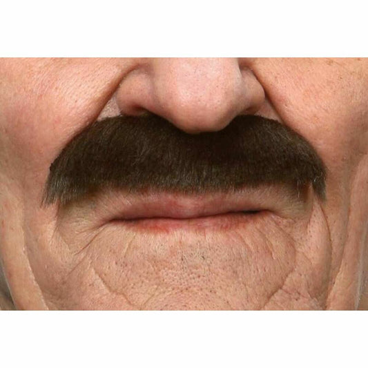 En närbild på en man som bär en tjock, Klassisk Brun Lösmustasch.