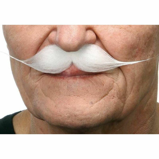 Närbild på en man som bär en stor, vit och elegant mustasch med långa, utsvängda ändar.
