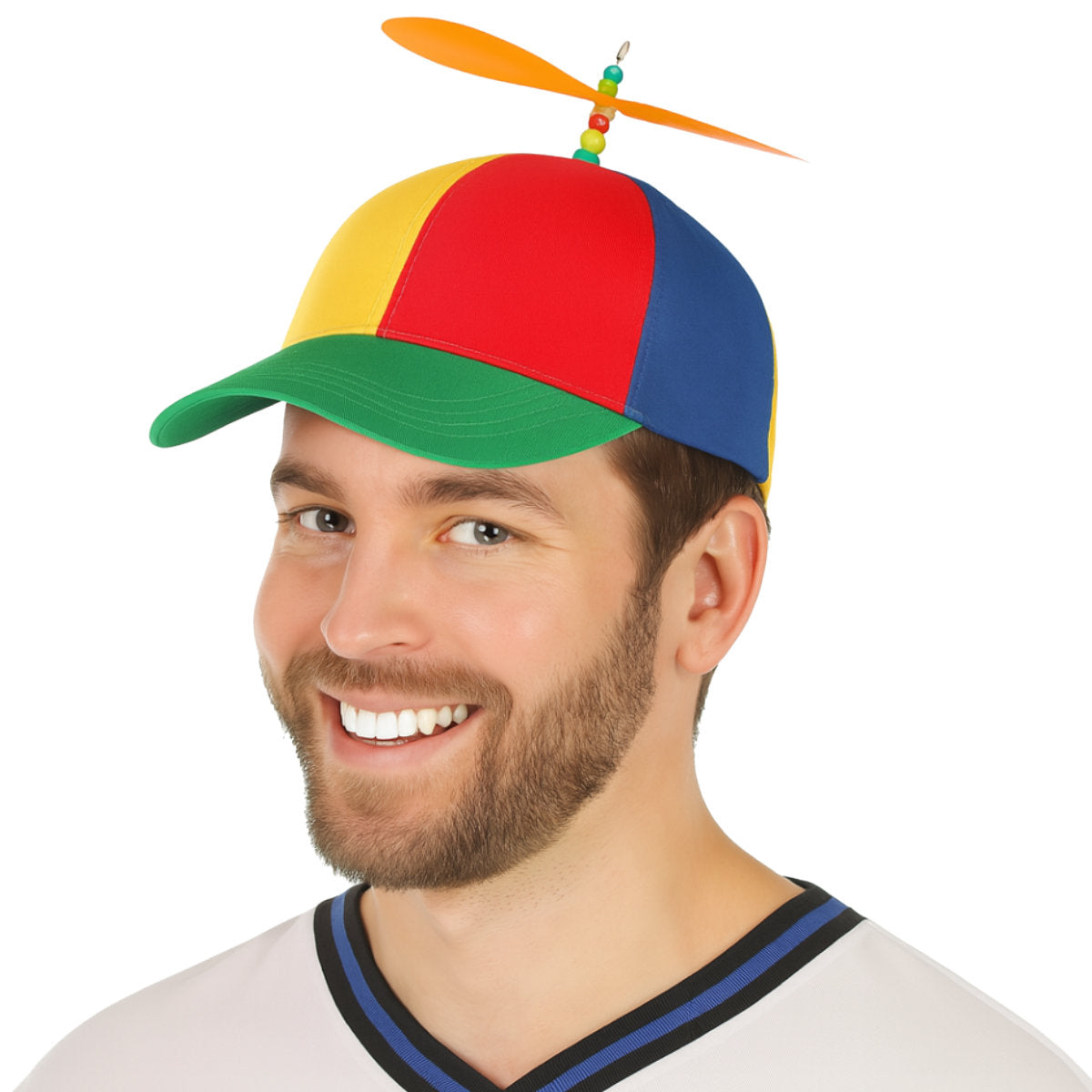 En leende man med rosiga kinder bär en färgglad keps i rött, gult, blått och grönt, med en snurrande propeller på toppen.
