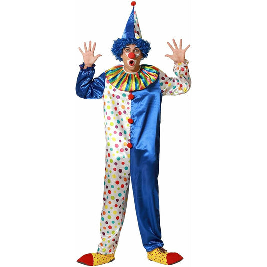 En person med ett förvånat uttryck poserar i en klassisk, färgsprakande clowndräkt, komplett med blått hår, röd näsa och en spetsig hatt.